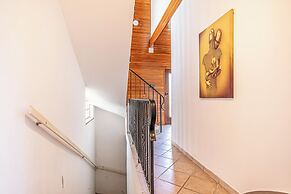 Cozy 3BR Apt with Garden Sleeps 10