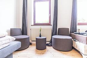 Cozy 3BR Apt with Garden Sleeps 10