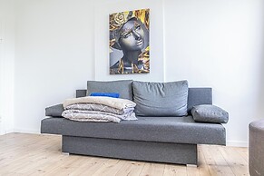 Cozy 3BR Apt with Garden Sleeps 10