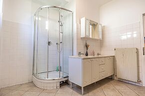 Cozy 3BR Apt with Garden Sleeps 10