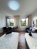 Cozy 3BR Apt with Garden Sleeps 10