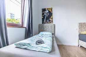 Cozy 3BR Apt with Garden Sleeps 10