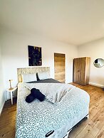 Cozy 3BR Apt with Garden Sleeps 10
