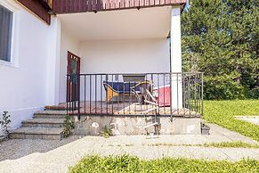 Cozy 3BR Apt with Garden Sleeps 10