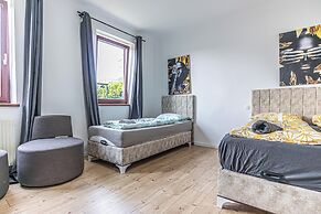 Cozy 3BR Apt with Garden Sleeps 10