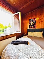 Cozy 3BR Apt with Garden Sleeps 10