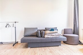 Cozy 3BR Apt with Garden Sleeps 10