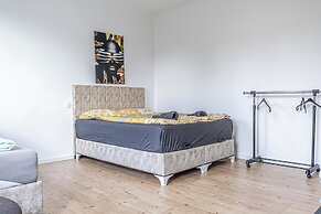 Cozy 3BR Apt with Garden Sleeps 10