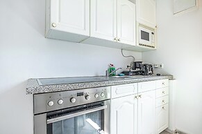 Cozy 3BR Apt with Garden Sleeps 10