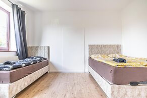 Cozy 3BR Apt with Garden Sleeps 10