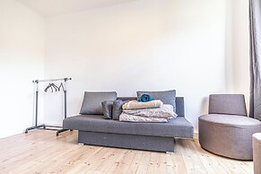 Cozy 3BR Apt with Garden Sleeps 10