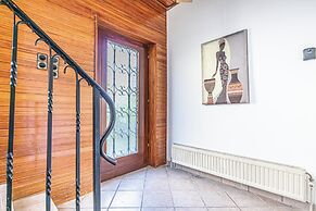 Cozy 3BR Apt with Garden Sleeps 10