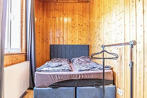 Cozy 3BR Apt with Garden Sleeps 10