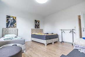 Cozy 3BR Apt with Garden Sleeps 10