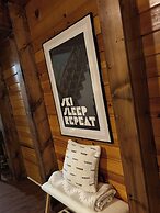 Moonridge Manor Cozy Retreat with Hottub