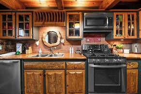 Moonridge Manor Cozy Retreat with Hottub