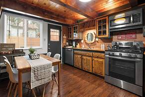 Moonridge Manor Cozy Retreat with Hottub