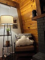 Moonridge Manor Cozy Retreat with Hottub