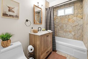 Moonridge Manor Cozy Retreat with Hottub