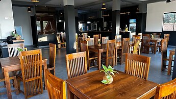 Lucky Monkey Inn & Restaurant