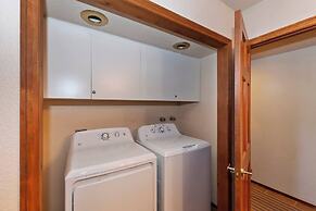 Canyon Castle Mtn Retreat w Hot Tub