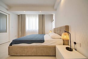 Luxury Penthouse With Private Pool and sea Views, Sleeps 6