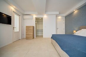 Luxury Penthouse With Private Pool and sea Views, Sleeps 6