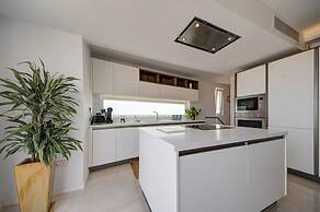 Luxury Penthouse With Private Pool and sea Views, Sleeps 6