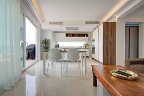 Luxury Penthouse With Private Pool and sea Views, Sleeps 6