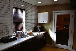 Cozy Nest Near UND Campus