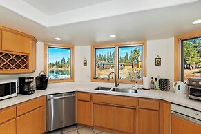 Lakefront Estate with Views and Hot tub