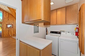 Lakefront Estate with Views and Hot tub