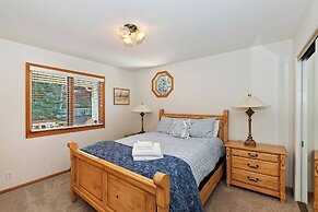 Lakefront Estate with Views and Hot tub