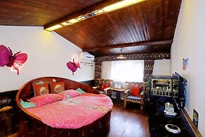 Butterfly Loves Flower Inn