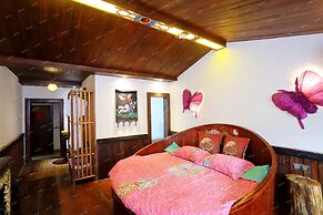 Butterfly Loves Flower Inn