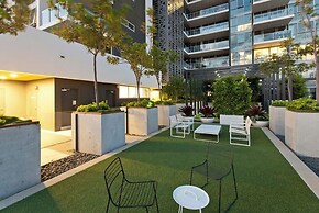 Trafalgar Lane Apartments by CLLIX