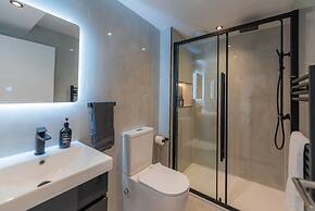 Luxury 8 Bed Home Manchester