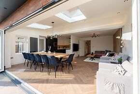Luxury 8 Bed Home Manchester