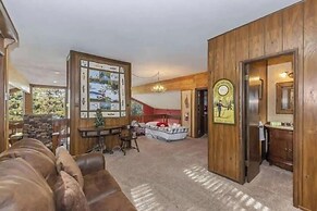 Charming Lakeside Retreat