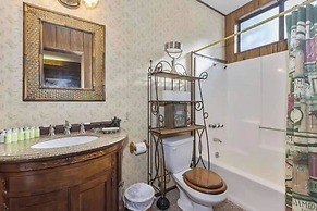 Charming Lakeside Retreat