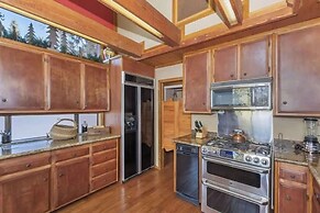 Charming Lakeside Retreat