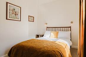 Stunning Room Above Amazing Silks Pub