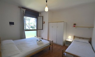 Comfortable Flat With Balcony for 9 Guests in Lignano Sabbiadoro