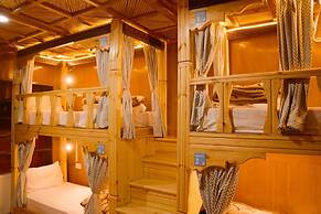 Nezer Hostel & Roof Top Cafe