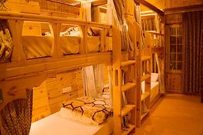 Nezer Hostel & Roof Top Cafe