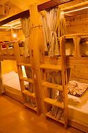 Nezer Hostel & Roof Top Cafe