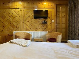 Nezer Hostel & Roof Top Cafe