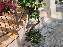 Deluxe City Escape With Modern Comforts & Garage