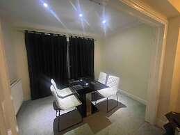 Charming House With Garden - Sleeps 6 & Parking