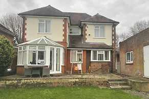 Charming House With Garden - Sleeps 6 & Parking